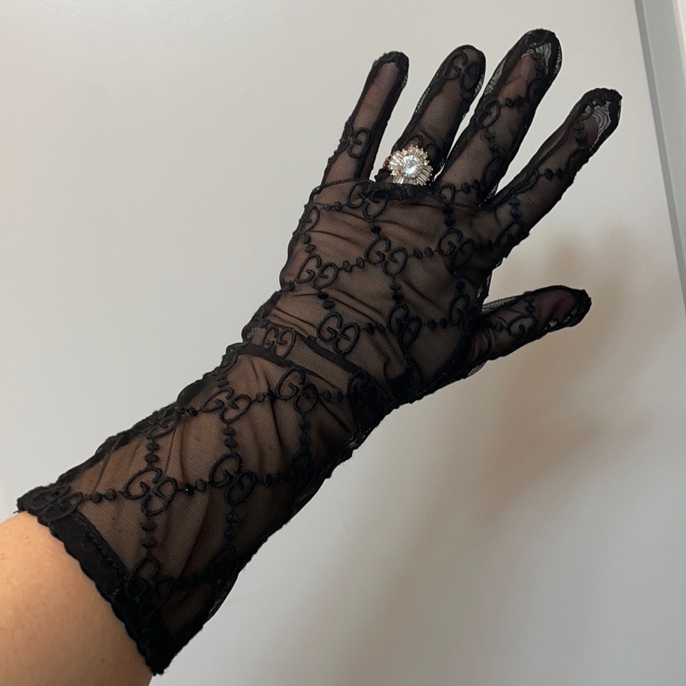 Lace gloves